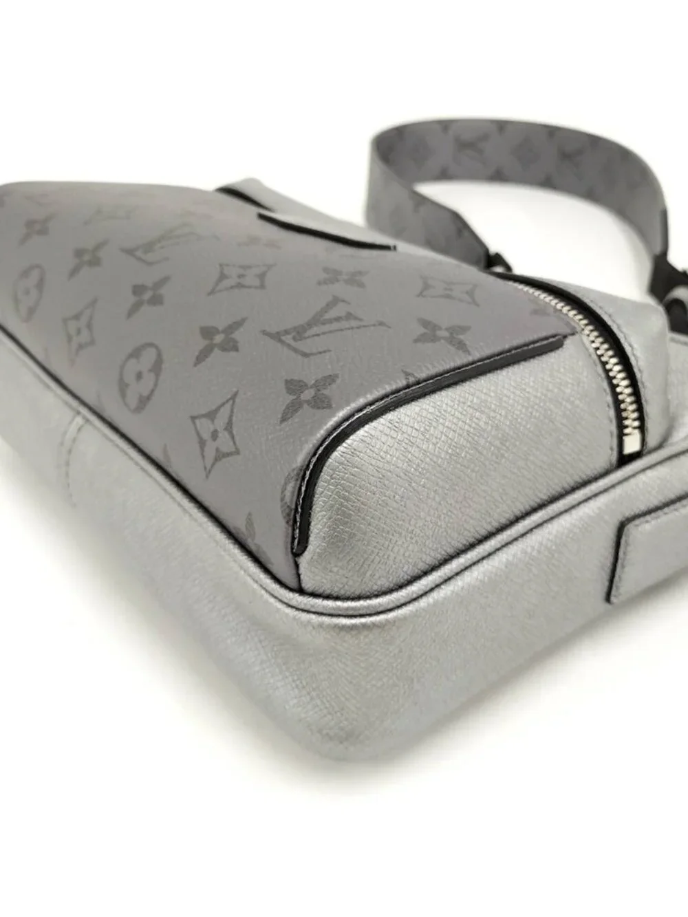 Louis Vuitton Outdoor Messenger Taigarama Taiga Leather